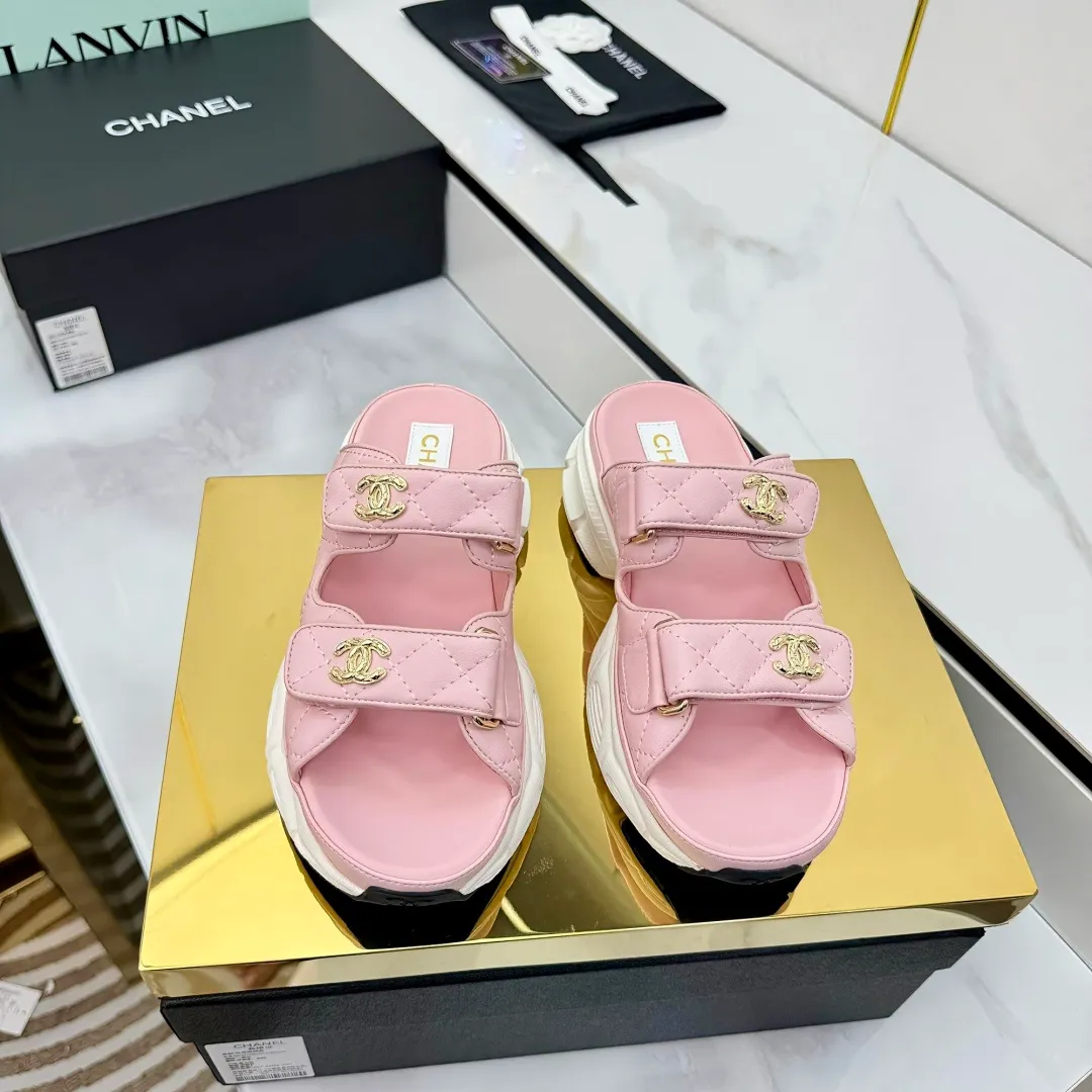 👟👟Ex-factory price 660👟👟 Top version... Chanel｜Chanel Xiaoxiang Velcro Beach Slippers Slippers Casual Beach Shoes 25ss Spring and Summer New Style! Beach shoes are a hit all over the internet! The latest model from the counter, I am still willing to buy it on my feet. It must be ranked among the most popular models. It is invincible in all seasons. Various bloggers and Internet celebrities can see the matching styles. Highly recommended. Pearlescent sheepskin upper, sheepskin lining, suede for the feet. Original open-molded TPU outsole size: 35-40 (customized for 40 and 41). Full set of original packaging 👉 👉